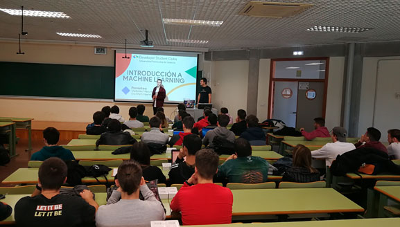 (Español) Cerca de un centenar de estudiantes asisten a la charla sobre “Introducción a Machine Learning”