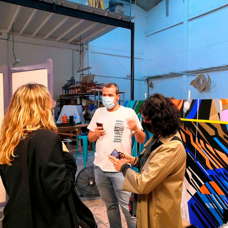 Visita de la direcció de la ETSINF al taller de l’artista Javier Parra per a conéixer els avanços dels seus murals
