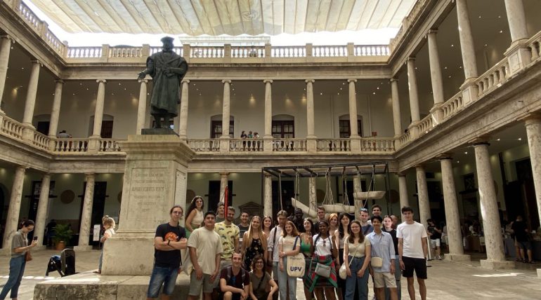 The ETSINF international office organizes a guided tour of the center of Valencia for exchange students