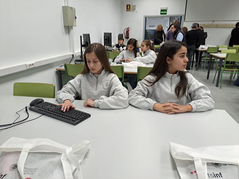 (Español) La fallera mayor infantil de València y su corte de honor participan en los talleres organizados por el Museo de Informática de la UPV